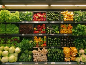 indícame el camino a la tienda de alimentos más cercana